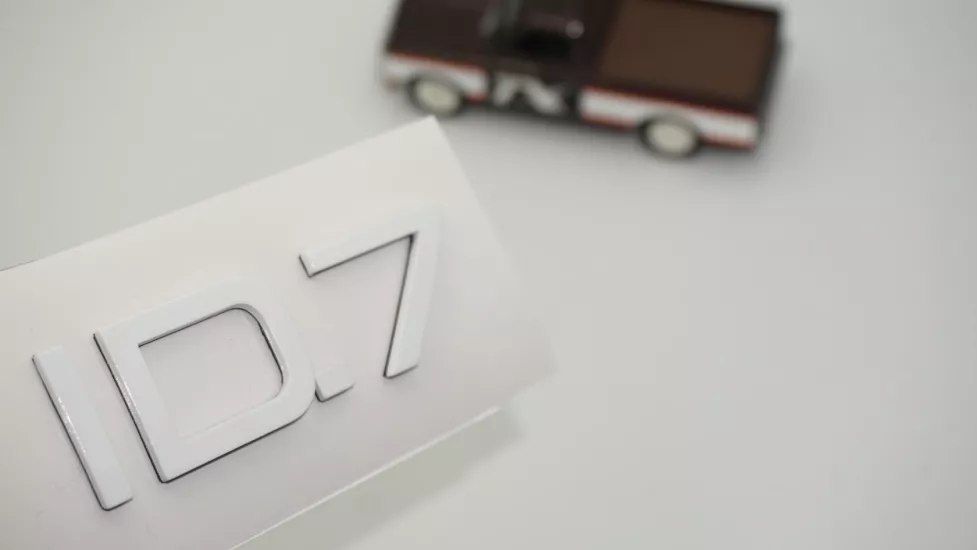 DK Tuning VW Volkswagen iD 7 Bagaj Beyaz Yazı Logo Arma