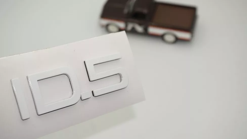 DK Tuning VW Volkswagen iD 5 Bagaj Beyaz Yazı Logo Arma