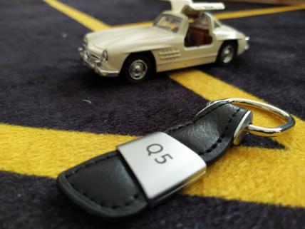 Audi Q5 Logo Orjinal Deri Metal Anahtarlık