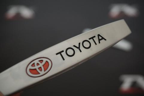 Toyota Logo Yan Çamurluk 3M 3D Krom Metal Logo Amblem