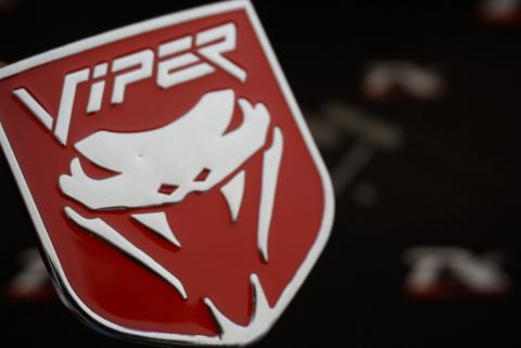 Dodge Viper Ön Panjur Vidalı Krom Metal Logo