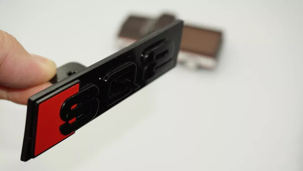 DK Tuning SQ2 Siyah Kırmızı Ön Panjur Logo Arma Audi İle Uyumlu