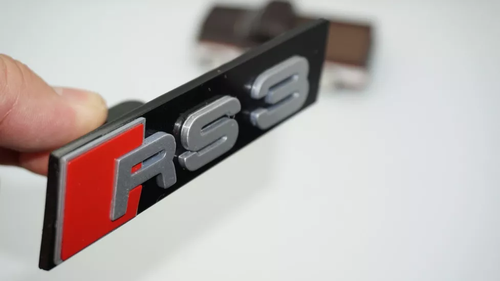 DK Tuning RS3 Gri Kırmızı Ön Panjur Izgara Logo Arma Audi İle Uyumlu