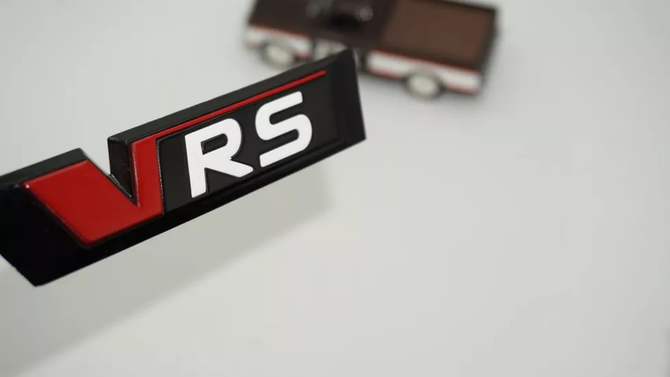 DK Tuning Skoda VRS Bagaj Yeni Versiyon Kırmızı Siyah Logo Arma Amblem