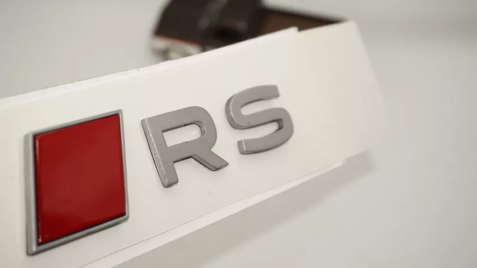 DK Tuning RS 2025+ Bagaj Gümüş Kırmızı Yazı Logo Arma Audi İle Uyumlu