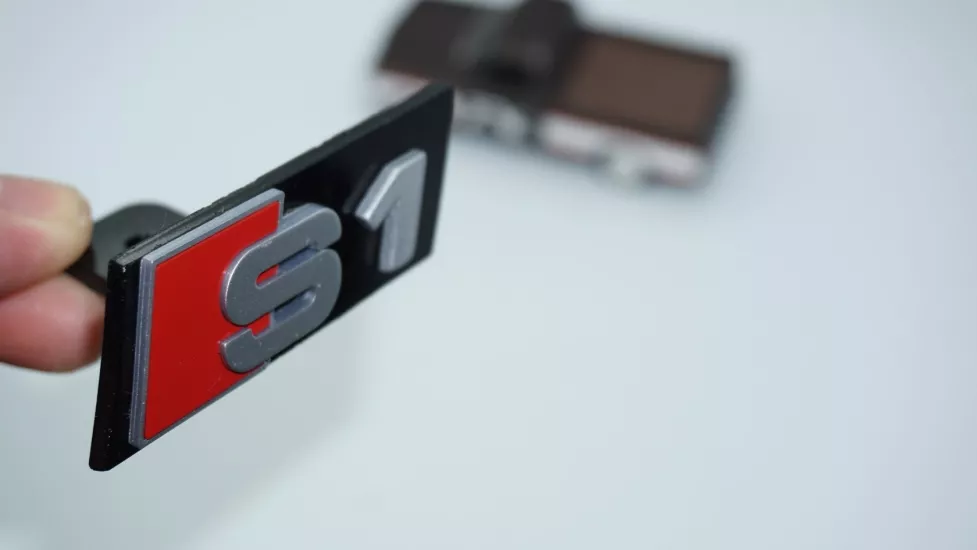 DK Tuning S1 Gri Kırmızı Ön Panjur Logo Arma Audi İle Uyumlu