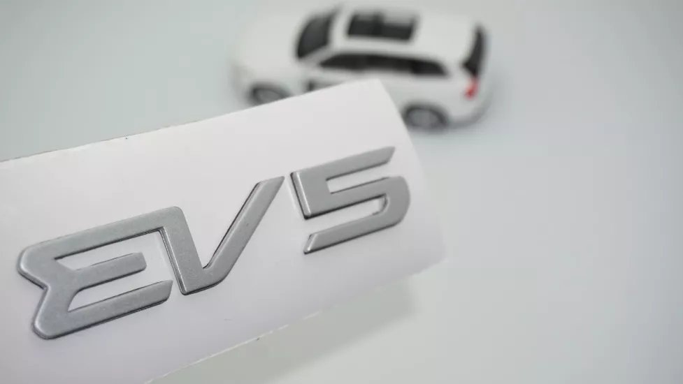 DK Tuning EV5 Yeni Nesil Bagaj Gri Yazı Logo Kia İle Uyumlu
