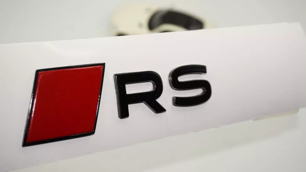DK Tuning RS 2025+ Bagaj Siyah Kırmızı Yazı Logo Arma Audi İle Uyumlu