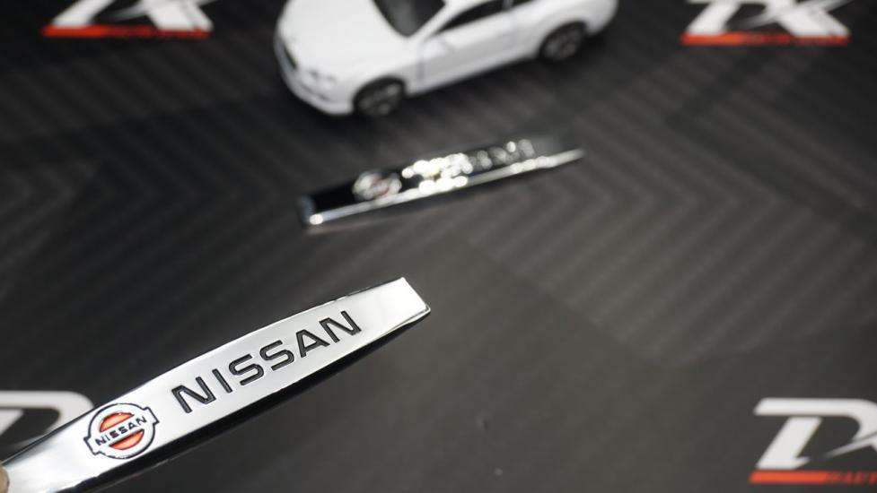 Nissan Logo Yan Çamurluk 3M 3D Krom Metal Logo Amblem
