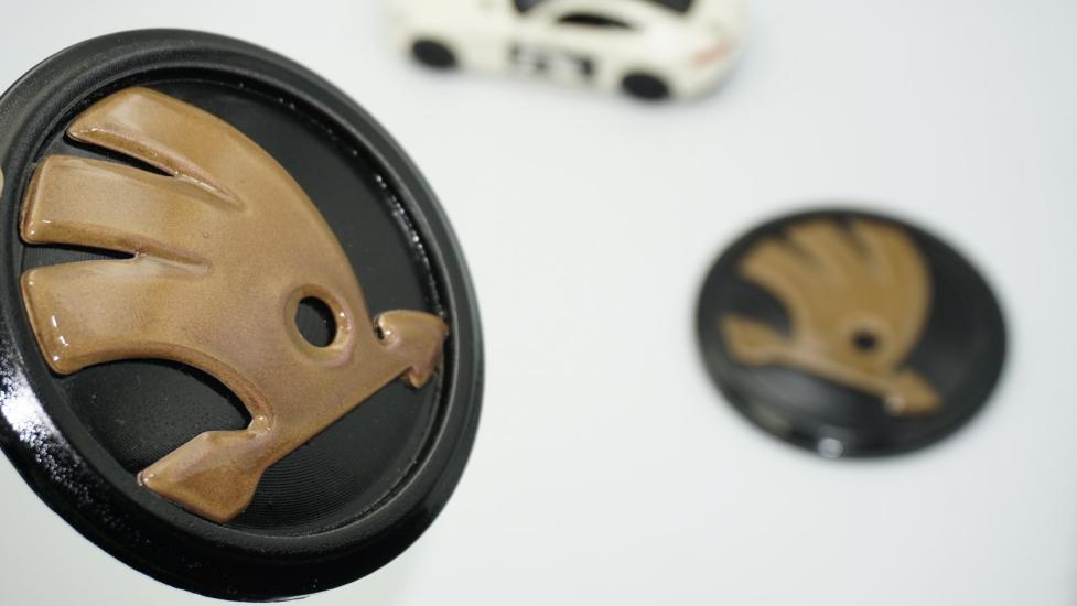 DK Tuning Skoda Ön Kaput Ve Bagaj Yeni Nesil Sarı Siyah Logo Amblem