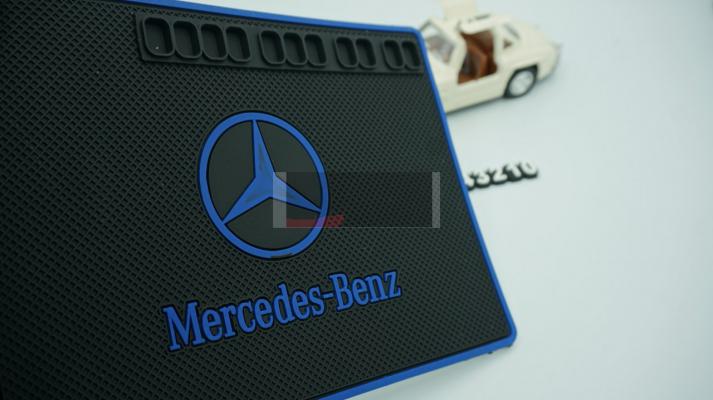 Mercedes Benz Torpido Üstü Telefon Numaratörlü Silikon Ped