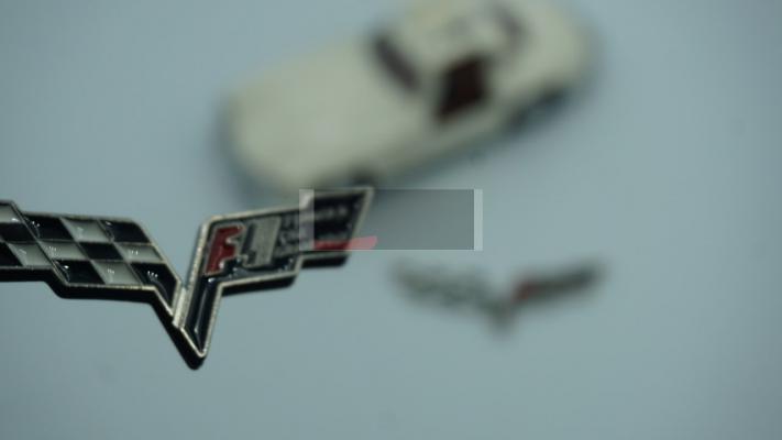 Chevrolet Corvette F1 Logo Çamurluk Yanı 3M 3D Metal Logo Amblem Seti