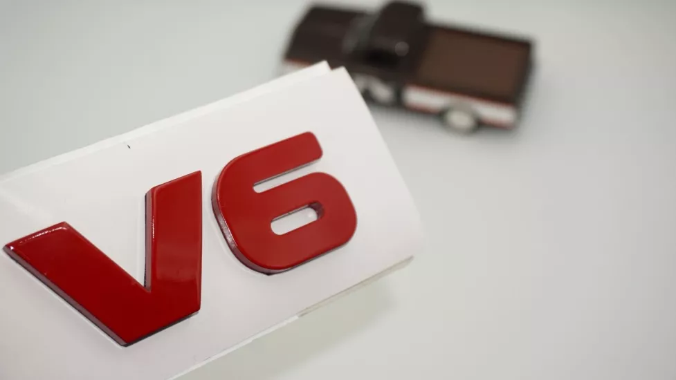 DK Tuning V6 Bagaj Kırmızı Yazı Logo Amblem