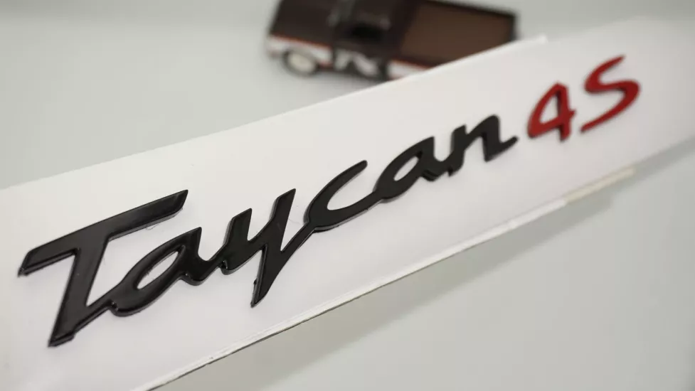 DK Tuning Porsche Taycan 4S Bagaj Siyah Kırmızı Yazı Logo Amblem 