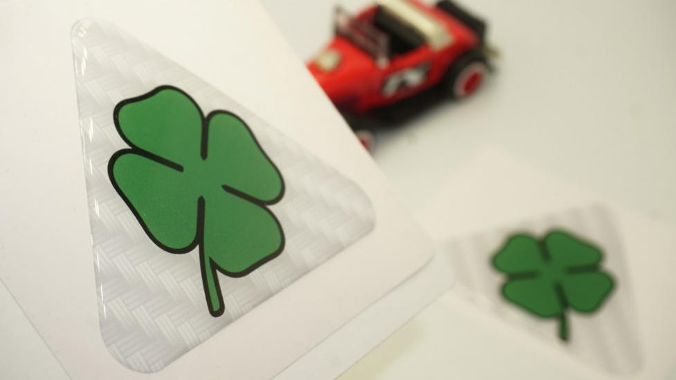 Alfa Romeo Yonca Logo Yan Çamurluk 3M 3D Beyaz Karbon Damla Logo Amblem Seti
