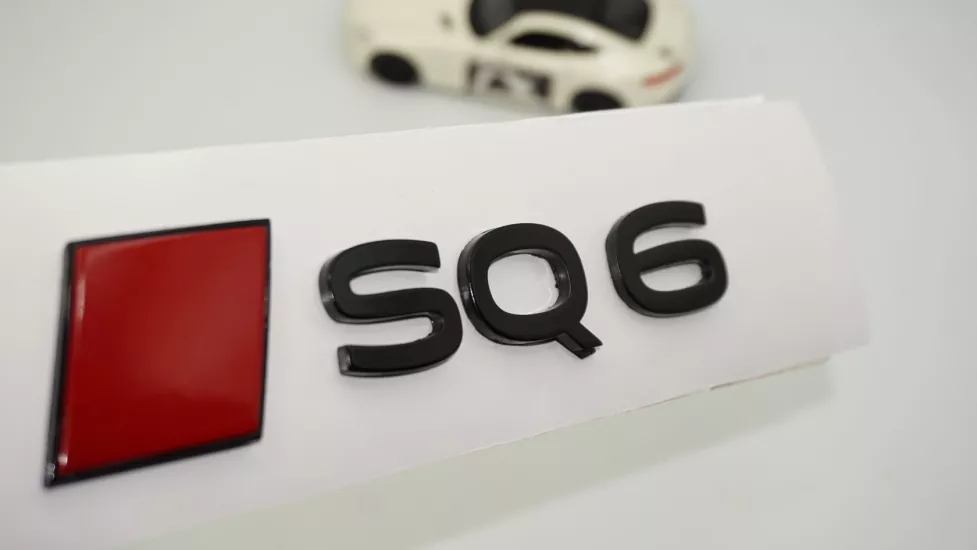 DK Tuning SQ6 2025+ Bagaj Siyah Kırmızı Yazı Logo Arma Audi İle Uyumlu