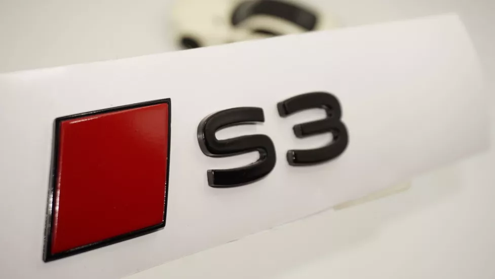 DK Tuning S3 2025+ Bagaj Siyah Kırmızı Yazı Logo Arma Audi İle Uyumlu