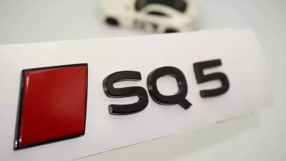 DK Tuning SQ5 2025+ Bagaj Siyah Kırmızı Yazı Logo Arma Audi İle Uyumlu