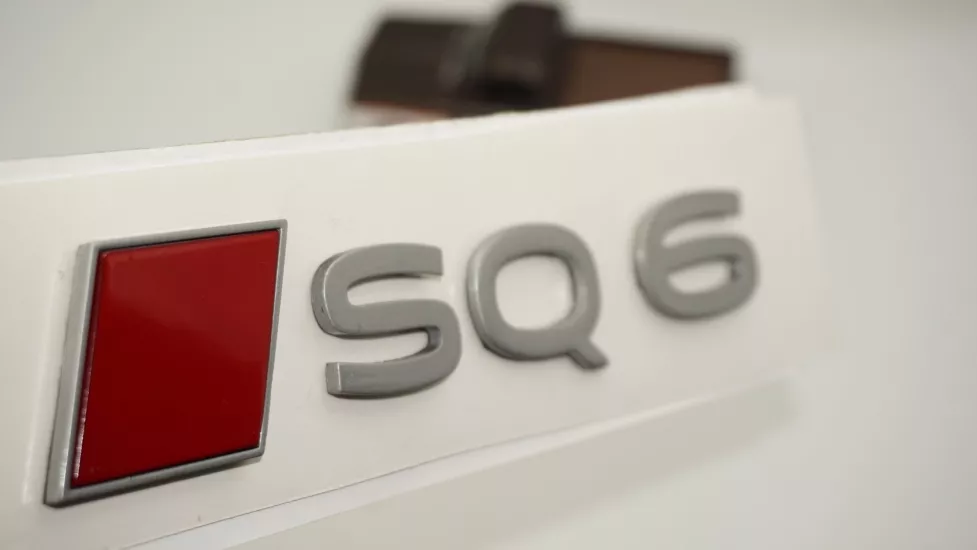 DK Tuning SQ6 2025+ Bagaj Kırmızı Gümüş Yazı Logo Arma Audi İle Uyumlu