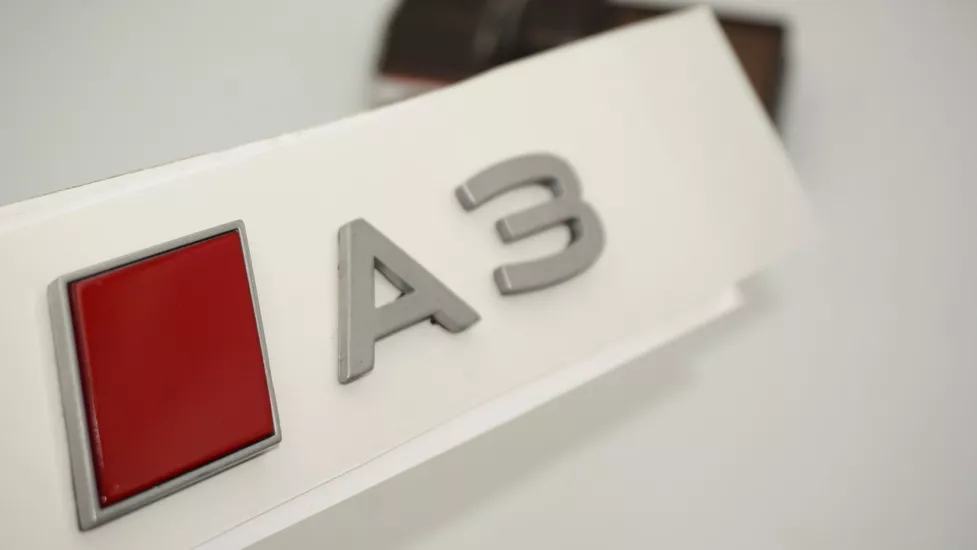 DK Tuning A3 2025+ Bagaj Gümüş Kırmızı Yazı Logo Arma Audi İle Uyumlu