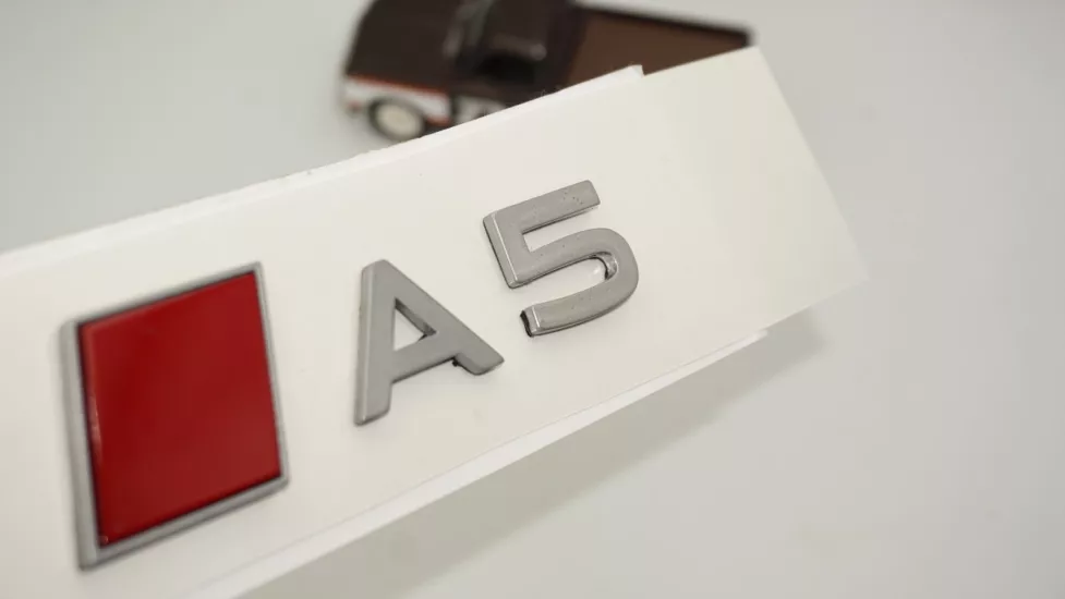 DK Tuning A5 2025+ Bagaj Gümüş Kırmızı Yazı Logo Arma Audi İle Uyumlu