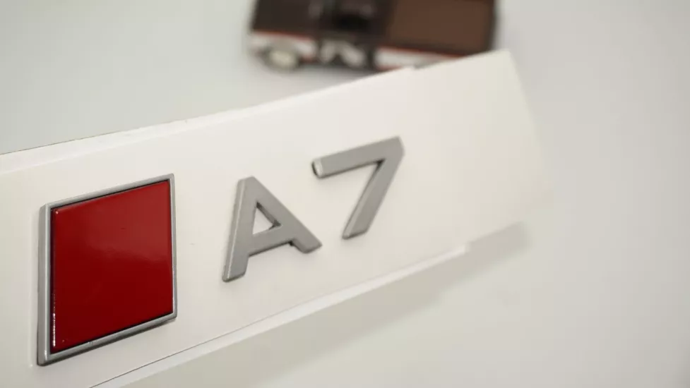 DK Tuning A7 2025+ Bagaj Gümüş Kırmızı Yazı Logo Arma Audi İle Uyumlu