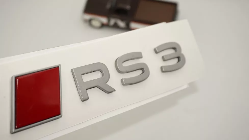 DK Tuning RS3 2025+ Bagaj Gümüş Kırmızı Yazı Logo Arma Audi İle Uyumlu
