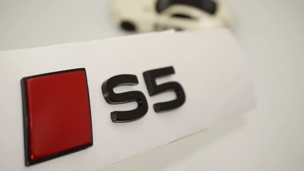 DK Tuning S5 2025+ Bagaj Siyah Kırmızı Yazı Logo Arma Audi İle Uyumlu