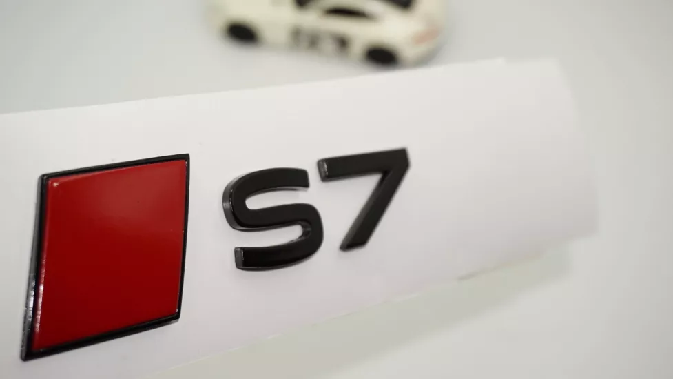 DK Tuning S7 2025+ Bagaj Siyah Kırmızı Yazı Logo Arma Audi İle Uyumlu