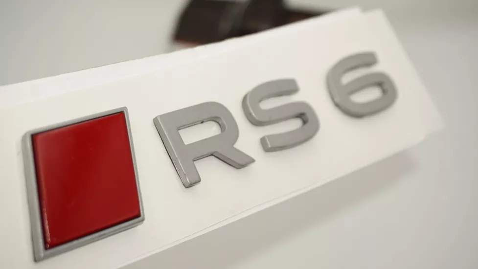 DK Tuning RS6 2025+ Bagaj Kırmızı Gümüş Yazı Logo Arma Audi İle Uyumlu