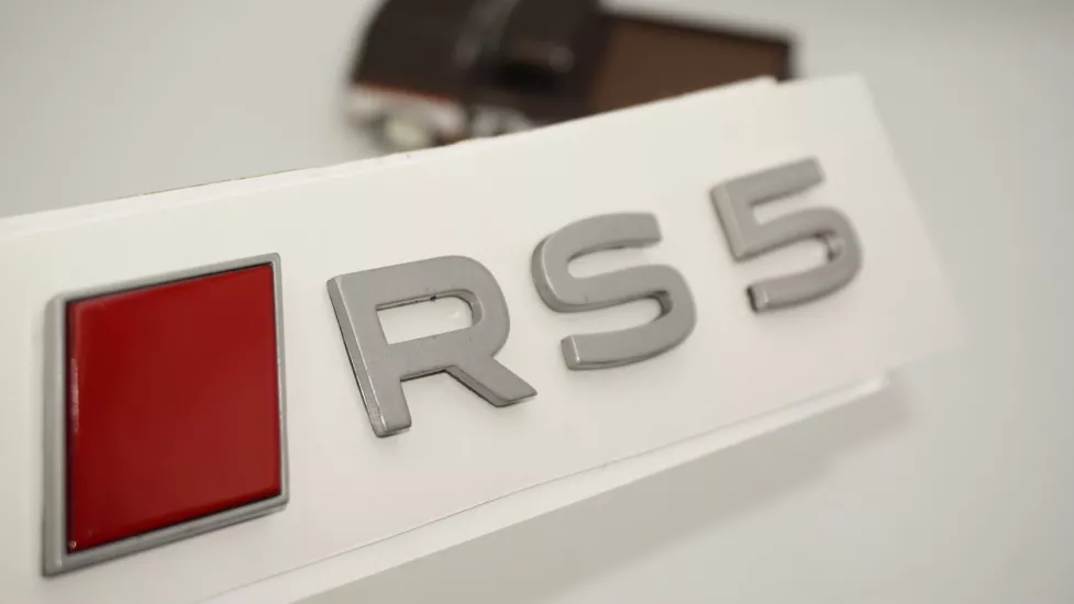DK Tuning RS5 2025+ Bagaj Gümüş Kırmızı Yazı Logo Arma Audi İle Uyumlu