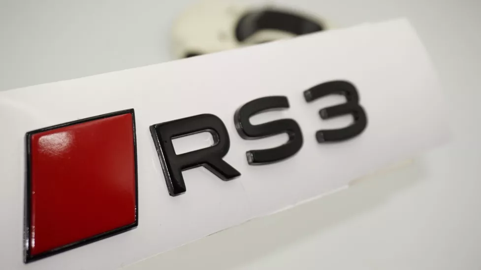 DK Tuning RS3 2025+ Bagaj Siyah Kırmızı Yazı Logo Arma Audi İle Uyumlu
