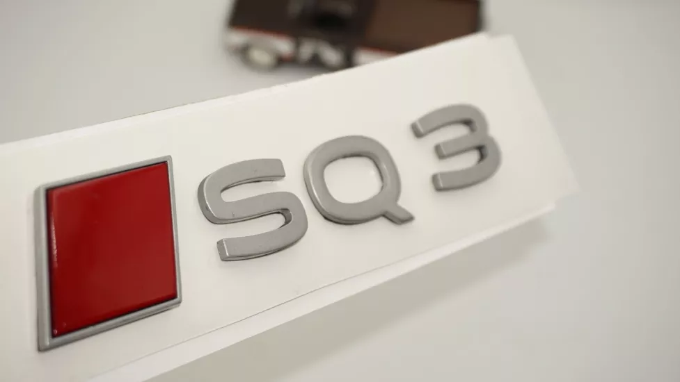 DK Tuning SQ3 2025+ Bagaj Kırmızı Gümüş Yazı Logo Arma Audi İle Uyumlu