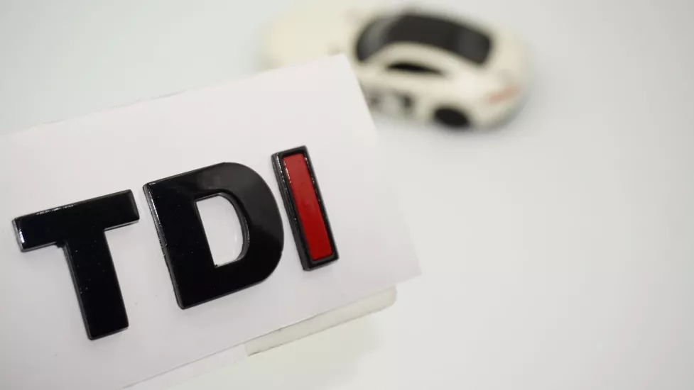 DK Tuning TDi Bagaj 1 Kırmızı Siyah ABS Yazı Logo Volkswagen İle Uyumlu